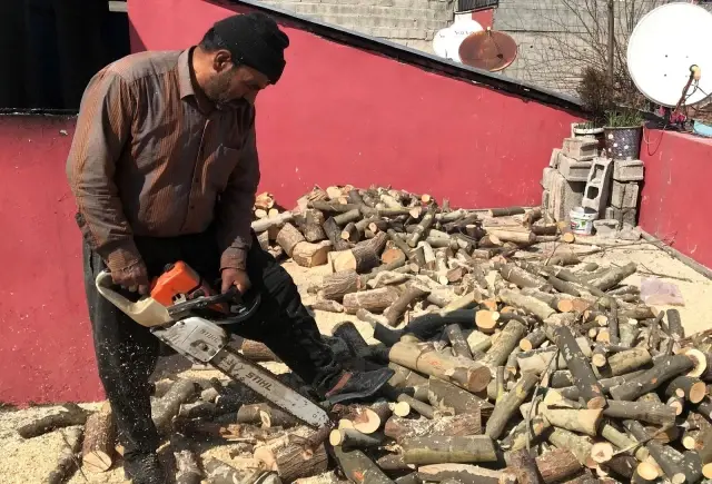Odun keserek 35 yıldır ailesinin geçimini sağlıyor Odun keserek 35 yıldır ailesinin geçimini sağlıyor