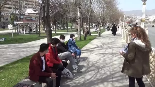 Son dakika gündem: 5 dilde 'eve git' çağrısı yaptığı kağıtlarla vatandaşları uyardı Son dakika gündem: 5 dilde 'eve git' çağrısı yaptığı kağıtlarla vatandaşları uyardı