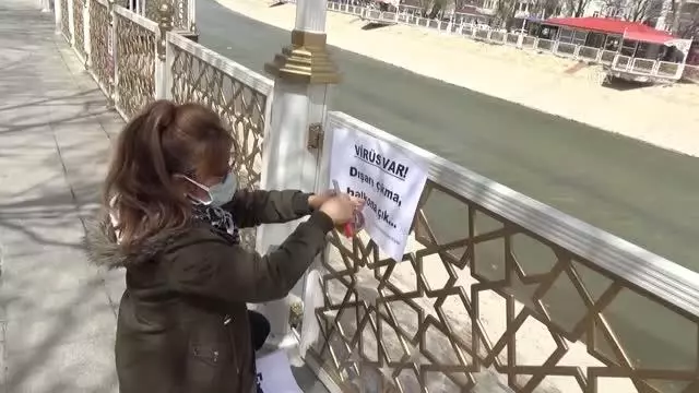 Son dakika gündem: 5 dilde 'eve git' çağrısı yaptığı kağıtlarla vatandaşları uyardı Son dakika gündem: 5 dilde 'eve git' çağrısı yaptığı kağıtlarla vatandaşları uyardı