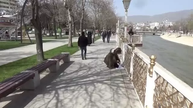 Son dakika gündem: 5 dilde 'eve git' çağrısı yaptığı kağıtlarla vatandaşları uyardı Son dakika gündem: 5 dilde 'eve git' çağrısı yaptığı kağıtlarla vatandaşları uyardı