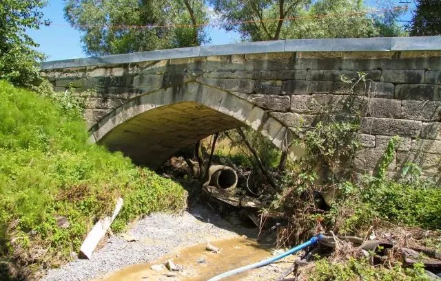 500 yıllık köprünün üzeine beton atmışlar 500 yıllık köprünün üzeine beton atmışlar