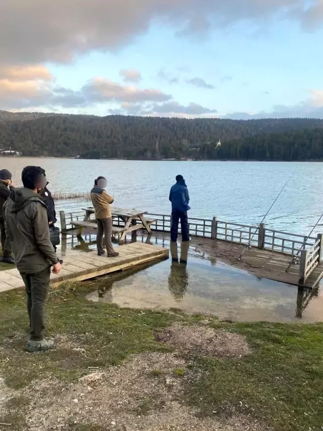 Abant'ta kaçak balık avlayan 3 kişiye para cezası Abant'ta kaçak balık avlayan 3 kişiye para cezası