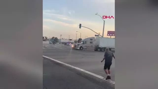Son dakika... ABD'de polisin 'dur' ihtarına uymayıp kaçan şüpheliyi TIR şoförü yakalattı Son dakika... ABD'de polisin 'dur' ihtarına uymayıp kaçan şüpheliyi TIR şoförü yakalattı