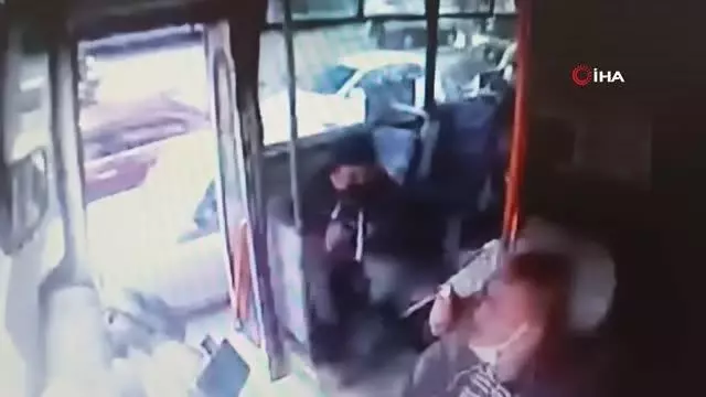 Adana'da 2 genç ücreti isteyen şoförü böyle darp etti Adana'da 2 genç ücreti isteyen şoförü böyle darp etti