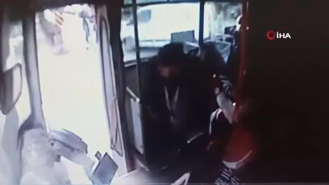 Adana'da 2 genç ücreti isteyen şoförü böyle darp etti Adana'da 2 genç ücreti isteyen şoförü böyle darp etti
