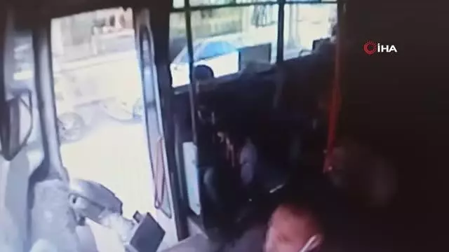 Adana'da 2 genç ücreti isteyen şoförü böyle darp etti Adana'da 2 genç ücreti isteyen şoförü böyle darp etti