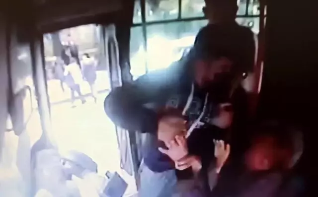 Adana'da 2 genç ücreti isteyen şoförü böyle darp etti Adana'da 2 genç ücreti isteyen şoförü böyle darp etti