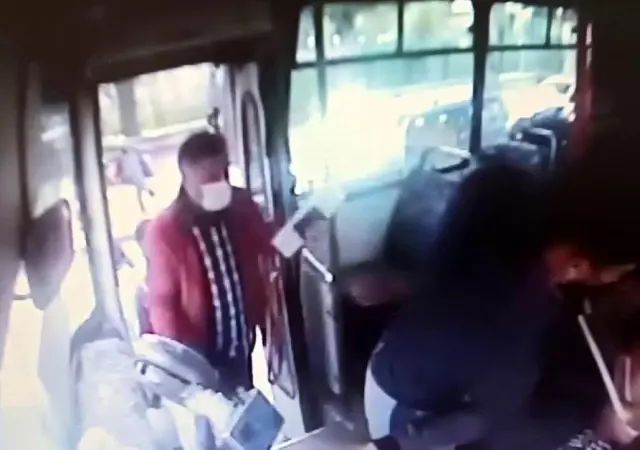 Adana'da 2 genç ücreti isteyen şoförü böyle darp etti Adana'da 2 genç ücreti isteyen şoförü böyle darp etti