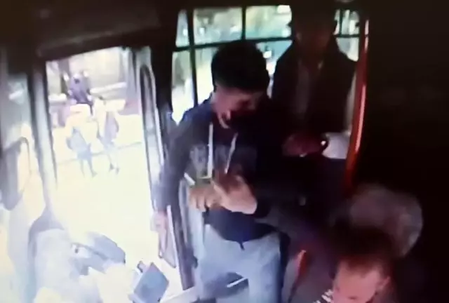 Adana'da 2 genç ücreti isteyen şoförü böyle darp etti Adana'da 2 genç ücreti isteyen şoförü böyle darp etti