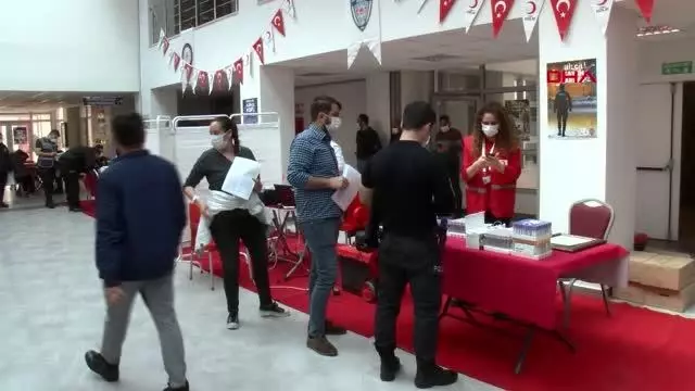 ADANA POLİSİNDEN KAN BAĞIŞI ADANA POLİSİNDEN KAN BAĞIŞI