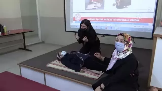 Adıyaman'da milli eğitim personeline ilk yardım eğitimi verildi Adıyaman'da milli eğitim personeline ilk yardım eğitimi verildi