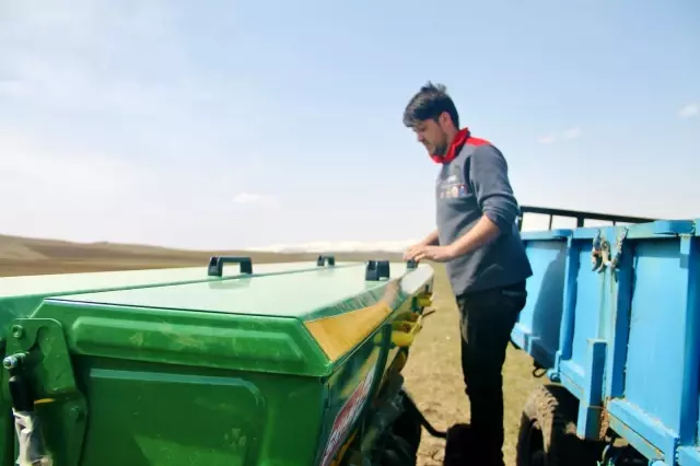 Ağrılı çiftçilerin tohum ekme mesaisi başladı Ağrılı çiftçilerin tohum ekme mesaisi başladı