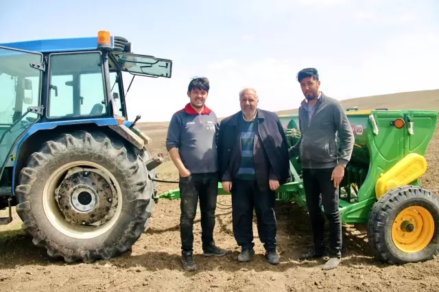 Ağrılı çiftçilerin tohum ekme mesaisi başladı Ağrılı çiftçilerin tohum ekme mesaisi başladı
