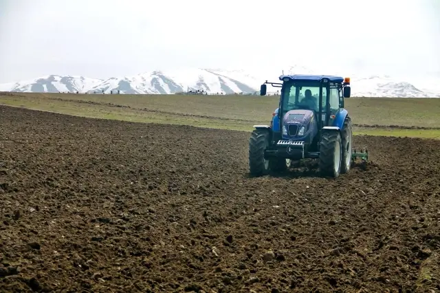Ağrılı çiftçilerin tohum ekme mesaisi başladı Ağrılı çiftçilerin tohum ekme mesaisi başladı