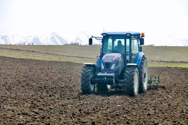 Ağrılı çiftçilerin tohum ekme mesaisi başladı Ağrılı çiftçilerin tohum ekme mesaisi başladı