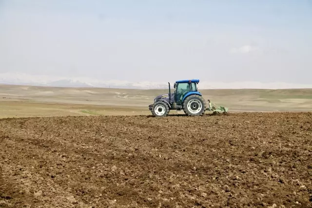 Ağrılı çiftçilerin tohum ekme mesaisi başladı Ağrılı çiftçilerin tohum ekme mesaisi başladı