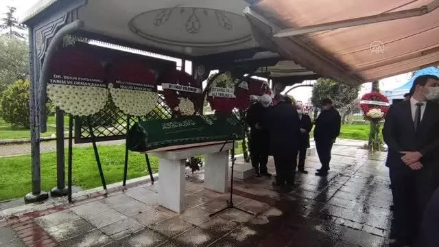 AK Parti İstanbul Milletvekili Erol Kaya'nın vefat eden annesi toprağa verildi AK Parti İstanbul Milletvekili Erol Kaya'nın vefat eden annesi toprağa verildi