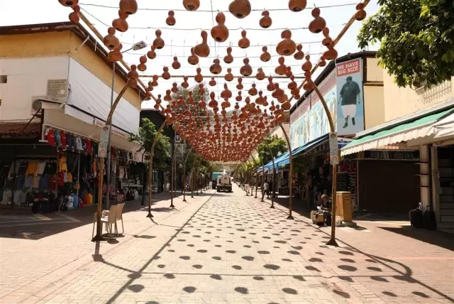 Alanya'nın Kabak Sokağı engellerle hayat buldu Alanya'nın Kabak Sokağı engellerle hayat buldu