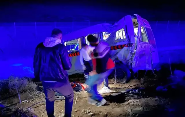 Son dakika haberi... Alkollü sürücü trafik devriye minibüsüne çarptı: 1 ölü, 1 yaralı Son dakika haberi... Alkollü sürücü trafik devriye minibüsüne çarptı: 1 ölü, 1 yaralı