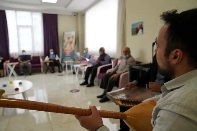 Alzaymır hastası ulu çınarlar, müzikli terapi ile moral depoluyor Alzaymır hastası ulu çınarlar, müzikli terapi ile moral depoluyor