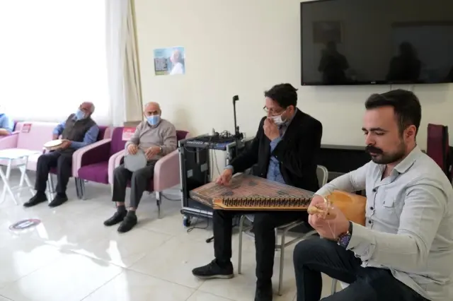 Alzaymır hastası ulu çınarlar, müzikli terapi ile moral depoluyor Alzaymır hastası ulu çınarlar, müzikli terapi ile moral depoluyor