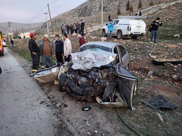 Ambulans ile otomobil kafa kafaya çarpıştı: 3 ölü, 3 yaralı