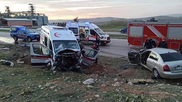 Ambulans ile otomobil kafa kafaya çarpıştı: 3 ölü, 3 yaralı