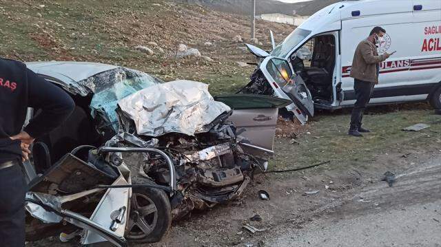 Ambulans ile otomobil kafa kafaya çarpıştı: 3 ölü, 3 yaralı