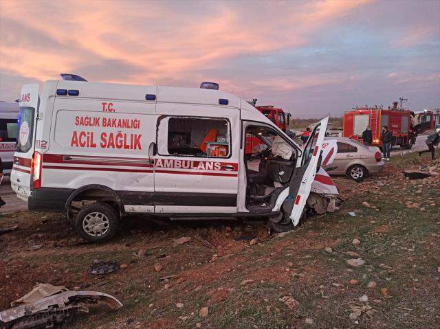 Ambulans ile otomobil kafa kafaya çarpıştı: 3 ölü, 3 yaralı