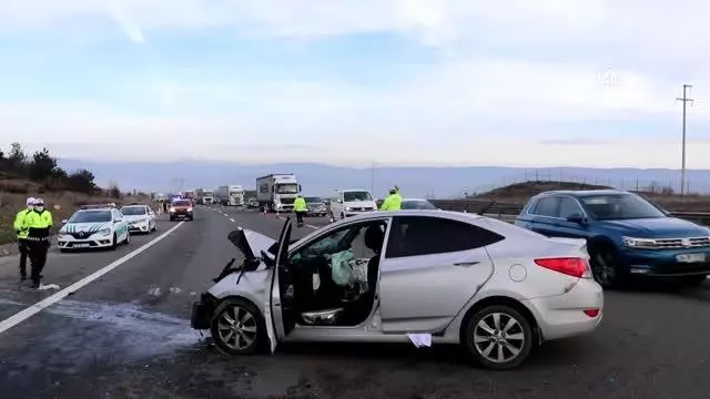 Anadolu Otoyolu'nda otomobil kamyona çarptı: 3 yaralı Anadolu Otoyolu'nda otomobil kamyona çarptı: 3 yaralı