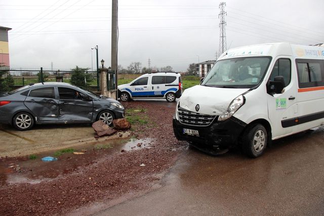 anaokulu servisi ile otomobil carpisti 1 yara 14052015 o
