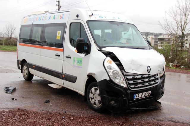anaokulu servisi ile otomobil carpisti 1 yara 2 14052015 o