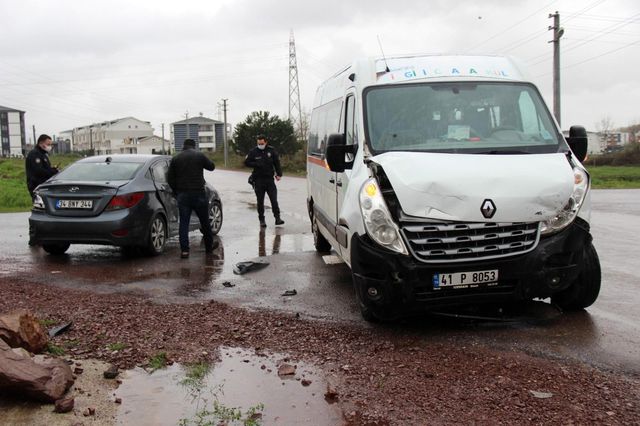 anaokulu servisi ile otomobil carpisti 1 yara 3 14052015 o