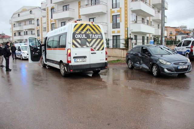 anaokulu servisi ile otomobil carpisti 1 yara 4 14052015 o