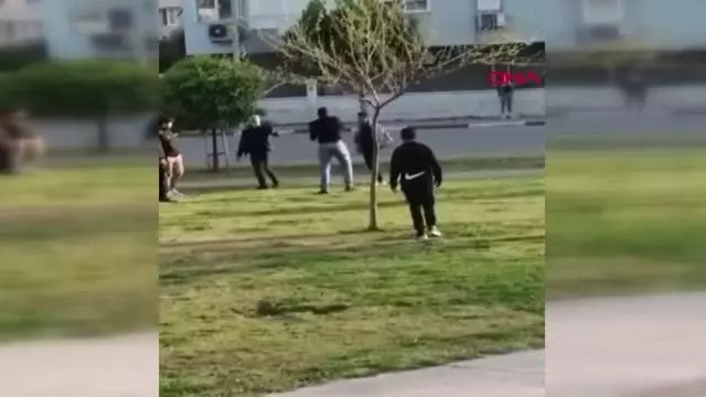 ANTALYA'DA ÇIKAN KAVGADA 3 KİŞİ, YERE YATIRDIKLARI GENCİ SOPAYLA DÖVDÜ ANTALYA'DA ÇIKAN KAVGADA 3 KİŞİ, YERE YATIRDIKLARI GENCİ SOPAYLA DÖVDÜ
