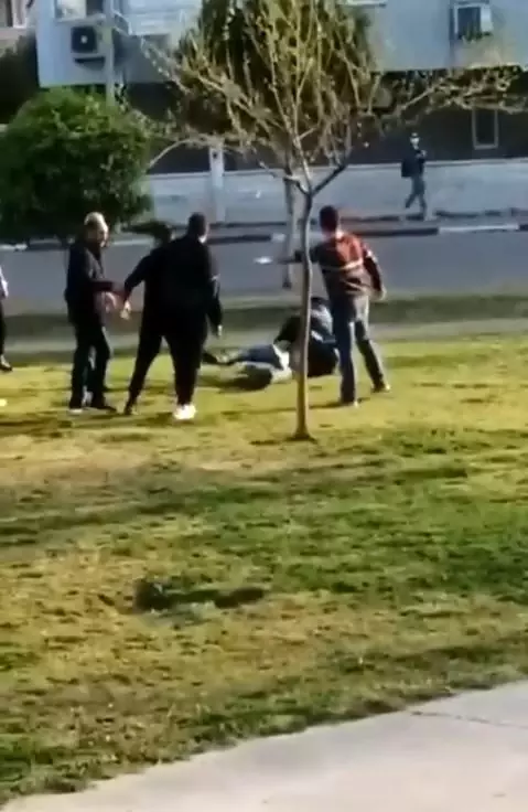 Antalya'da parkta tekmeli sopalı kavga Antalya'da parkta tekmeli sopalı kavga
