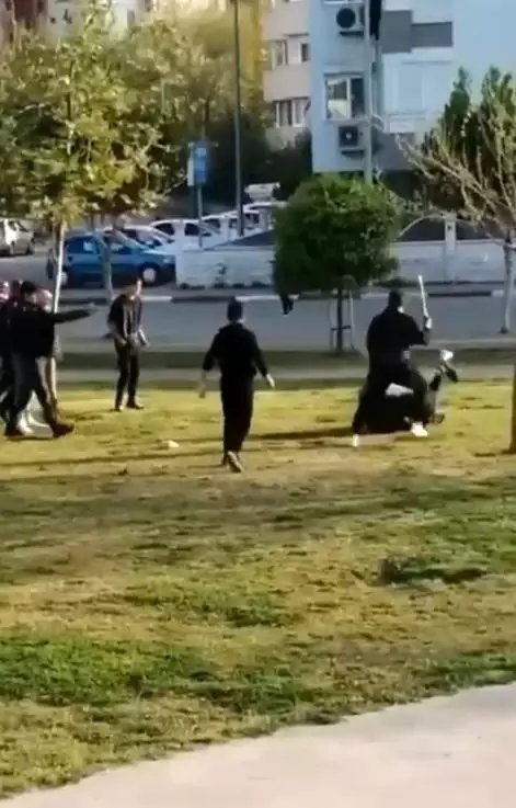Antalya'da parkta tekmeli sopalı kavga Antalya'da parkta tekmeli sopalı kavga