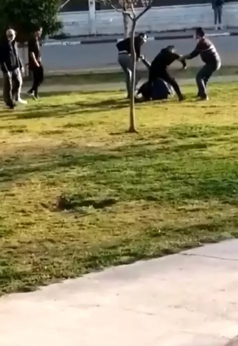 Antalya'da parkta tekmeli sopalı kavga Antalya'da parkta tekmeli sopalı kavga