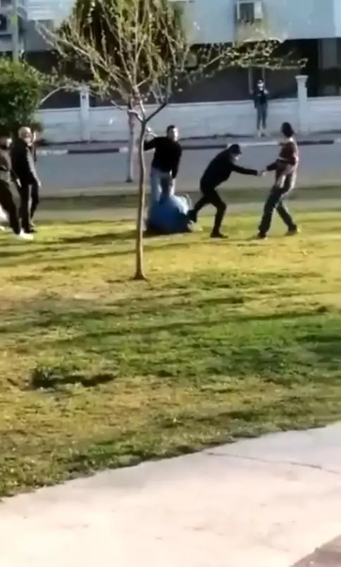 Antalya'da parkta tekmeli sopalı kavga Antalya'da parkta tekmeli sopalı kavga