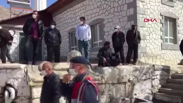 ANTALYA MÜZEYE TAŞINACAK ROMA DÖNEMİ ESERLERİNİN GÖTÜRÜLMEMESİ İÇİN MAHALLELİ OTURMA EYLEMİ BAŞLATTI ANTALYA MÜZEYE TAŞINACAK ROMA DÖNEMİ ESERLERİNİN GÖTÜRÜLMEMESİ İÇİN MAHALLELİ OTURMA EYLEMİ BAŞLATTI