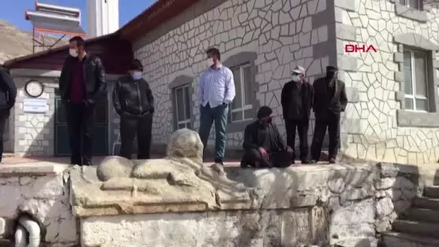 ANTALYA MÜZEYE TAŞINACAK ROMA DÖNEMİ ESERLERİNİN GÖTÜRÜLMEMESİ İÇİN MAHALLELİ OTURMA EYLEMİ BAŞLATTI ANTALYA MÜZEYE TAŞINACAK ROMA DÖNEMİ ESERLERİNİN GÖTÜRÜLMEMESİ İÇİN MAHALLELİ OTURMA EYLEMİ BAŞLATTI