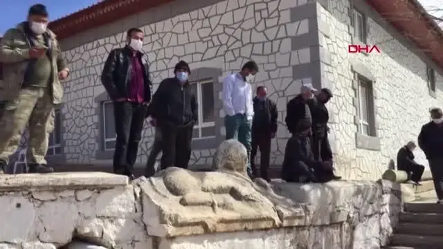 ANTALYA MÜZEYE TAŞINACAK ROMA DÖNEMİ ESERLERİNİN GÖTÜRÜLMEMESİ İÇİN MAHALLELİ OTURMA EYLEMİ BAŞLATTI ANTALYA MÜZEYE TAŞINACAK ROMA DÖNEMİ ESERLERİNİN GÖTÜRÜLMEMESİ İÇİN MAHALLELİ OTURMA EYLEMİ BAŞLATTI