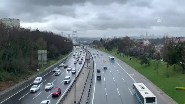 Aralıklı yağışın devam ettiği İstanbul'da trafik yoğunluğu yaşanıyor Aralıklı yağışın devam ettiği İstanbul'da trafik yoğunluğu yaşanıyor