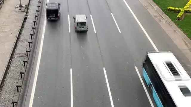 Aralıklı yağışın devam ettiği İstanbul'da trafik yoğunluğu yaşanıyor Aralıklı yağışın devam ettiği İstanbul'da trafik yoğunluğu yaşanıyor