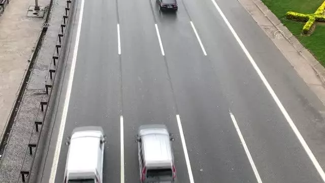 Aralıklı yağışın devam ettiği İstanbul'da trafik yoğunluğu yaşanıyor Aralıklı yağışın devam ettiği İstanbul'da trafik yoğunluğu yaşanıyor