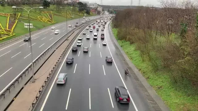 Aralıklı yağışın devam ettiği İstanbul'da trafik yoğunluğu yaşanıyor Aralıklı yağışın devam ettiği İstanbul'da trafik yoğunluğu yaşanıyor