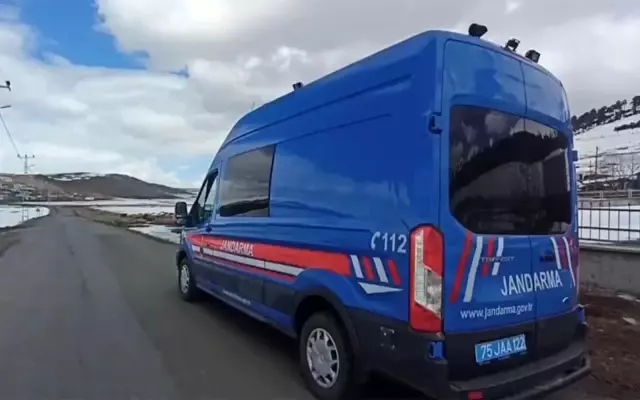Ardahan'da jandarmadan anonslarla 'evde kalın' çağrısı Ardahan'da jandarmadan anonslarla 'evde kalın' çağrısı