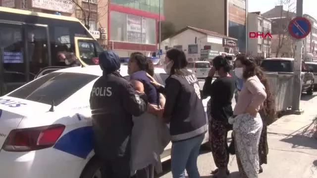 ARNAVUTKÖY'DE KADINLARIN POLİSTEN KURTULMAK İÇİN TEPKİ ÇEKEN YÖNTEMİ ARNAVUTKÖY'DE KADINLARIN POLİSTEN KURTULMAK İÇİN TEPKİ ÇEKEN YÖNTEMİ