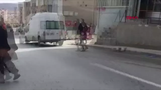 Son dakika haberi! ARNAVUTKÖY'DE KADINLARIN POLİSTEN KURTULMAK İÇİN TEPKİ ÇEKEN YÖNTEMİ Son dakika haberi! ARNAVUTKÖY'DE KADINLARIN POLİSTEN KURTULMAK İÇİN TEPKİ ÇEKEN YÖNTEMİ