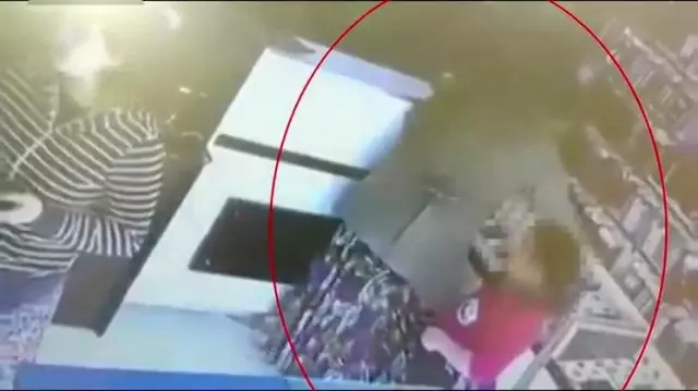 Arnavutköy'de şüphe üzerine durdurulan kadınlar telefon hırsızı çıktı: 2 kadının hırsızlık anları kamerada Arnavutköy'de şüphe üzerine durdurulan kadınlar telefon hırsızı çıktı: 2 kadının hırsızlık anları kamerada